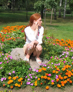  Рыжая телка в парке подливает цветочки своей мочой 
