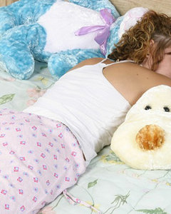  Девушка лижет анус своей спящей подруге 