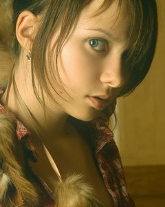  Молодая красотка с волосатой киской  - 16 фото 