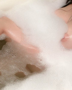  Молодая брюнетка в ванной - 20 фото 