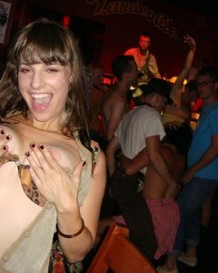  Смазливая подруга обнажает грудь в баре - 2 фото 