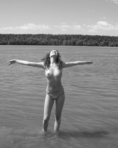 Прогулка раздетой девушки возле реки жарким летом - секс порно фото