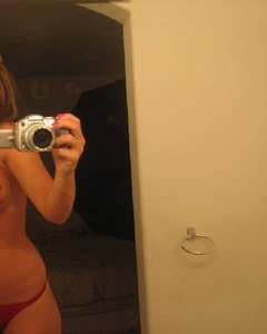  Сексуальная цыпочка позирует с камерой перед зеркалом - 12 фото 