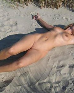  Подставляет зад лежа на песке - 7 фото 