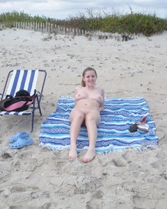  голая девочка на пляже 